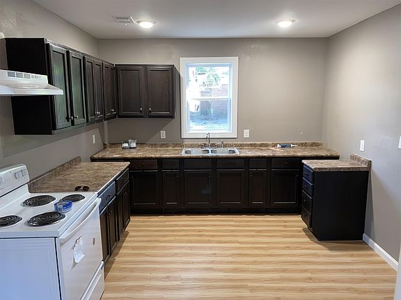 Kitchen, sink and extra cabinet space