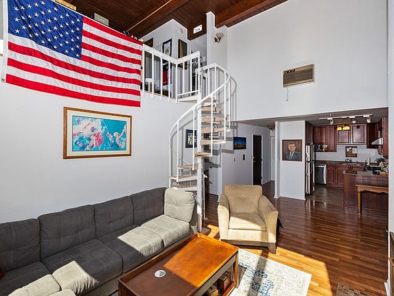 5th image of 644 W Arlington Pl APT 5B