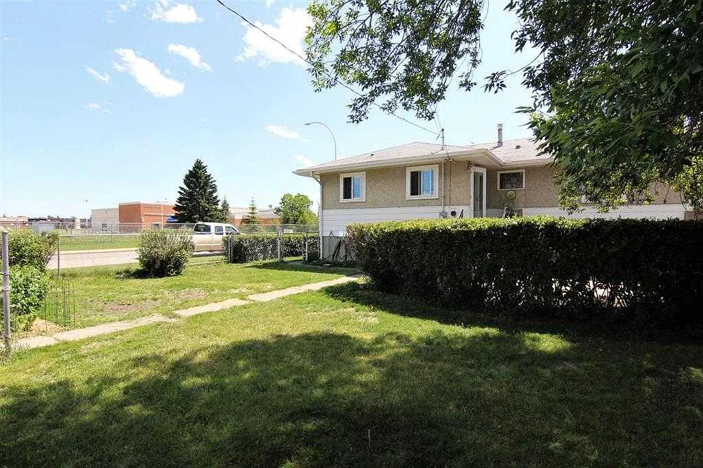 3 bed, 1.0 bath, 1012 sqft, $1,800 — Photo 3