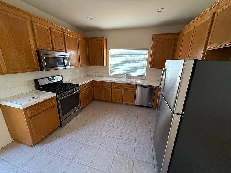 1446 Holly Ave — Photo 7