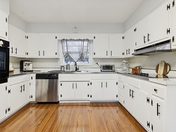 5th image of 310 Oak St