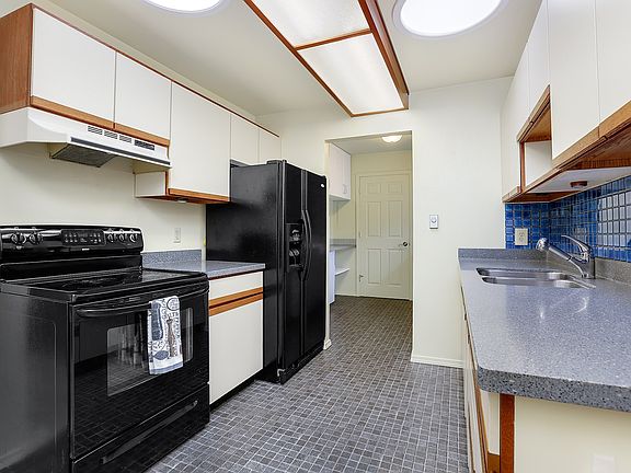 3rd image of 1572 NE 170th St