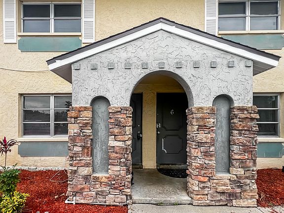 3rd image of 6635 Warwick Cir #5