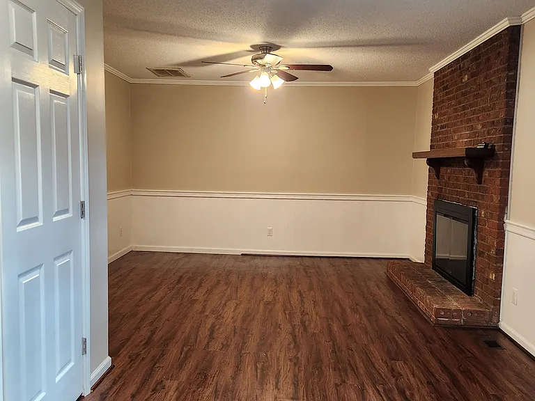 211 Avalon Ln — Photo 4