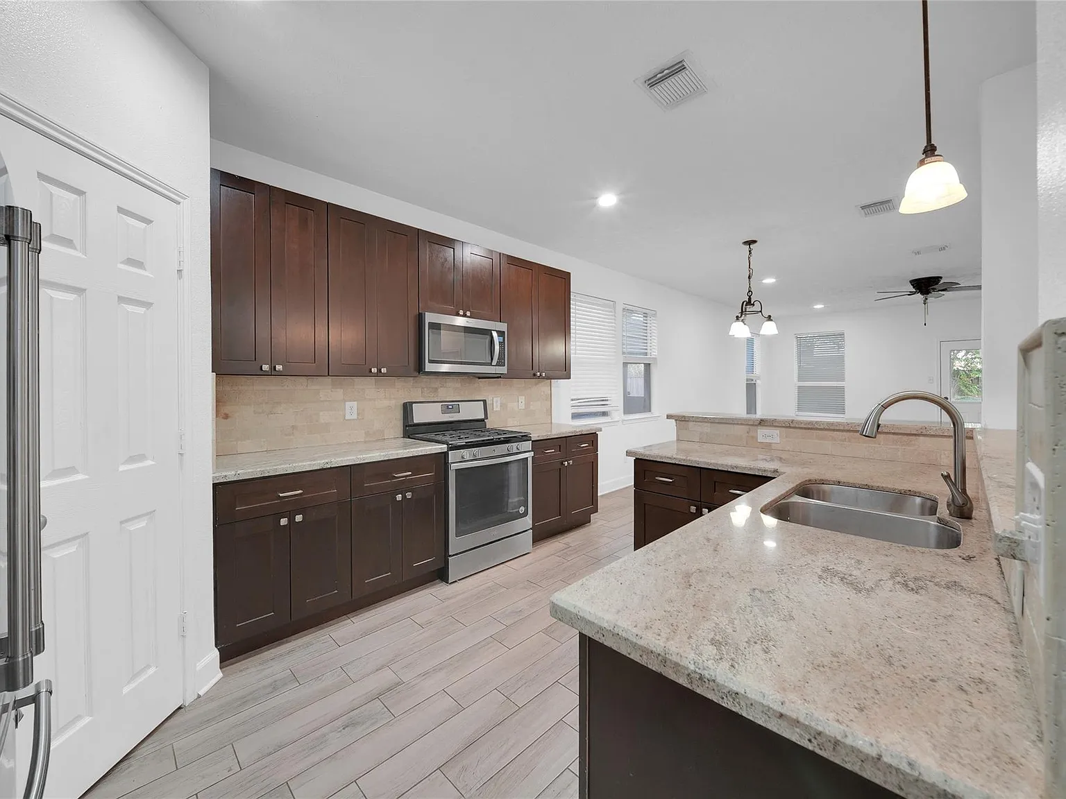 4 bed, 2.0 bath, 2108 sqft, $2,600 — Photo 4