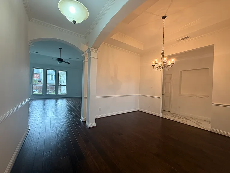 11821 Cotswold Dr — Photo 2