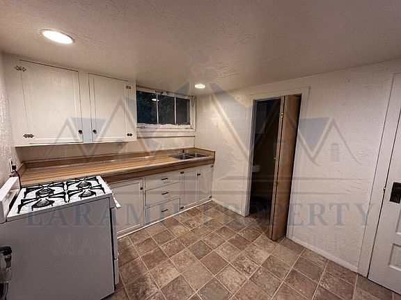 3rd image of 912 E Park Ave