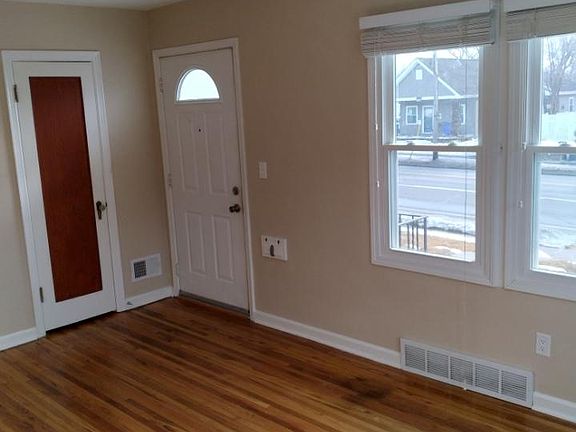 2nd image of 5424 Leavenworth St