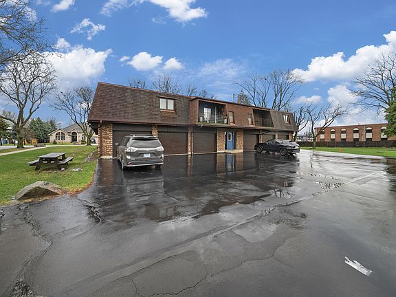 5th image of 10640 Brooklodge Ln #1B