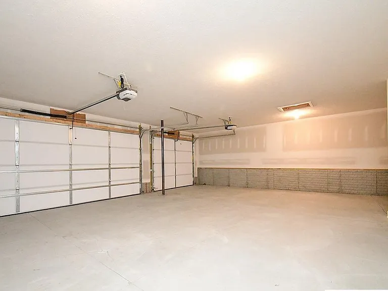 8121 S 198th Ave — Photo 33
