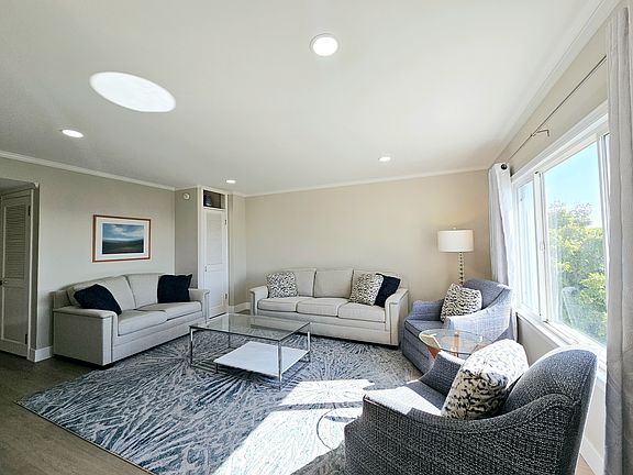 5th image of 672 Spruce Ave