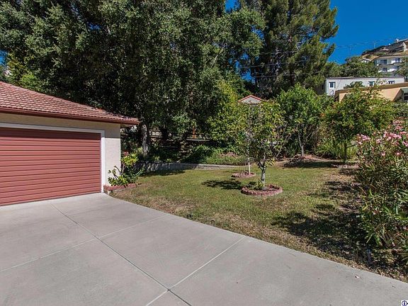 4th image of 711 Atkins Dr