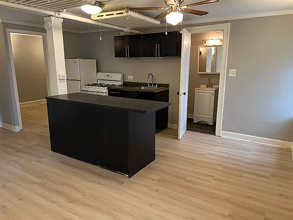 3rd image of 2445 W Rosemont Ave #G