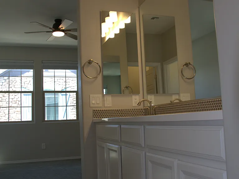 1676 E Hampton Ln — Photo 18