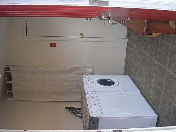 Entrance Way - laundry room