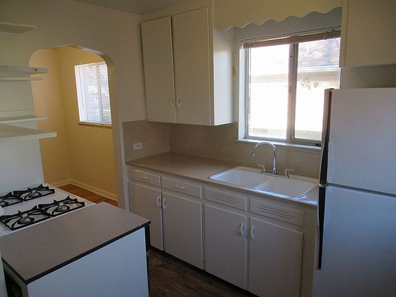 3rd image of 714 Clermont St