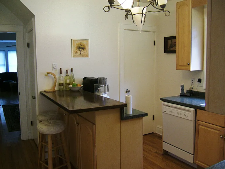 2930 N Melvina Ave — Photo 24