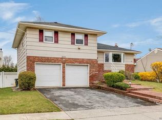 833 King St, Woodmere, NY 11598