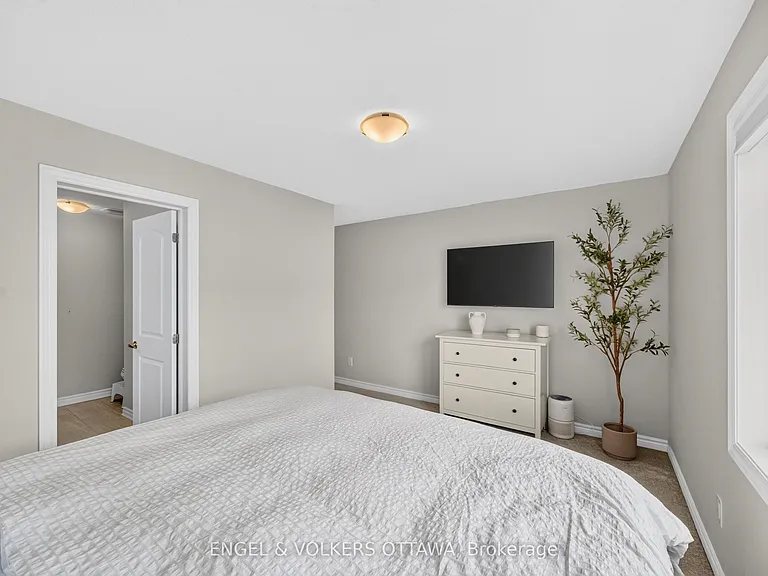 33 Focality Cres — Photo 21