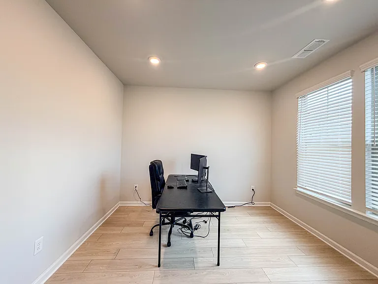 628 Sidney Ct — Photo 16