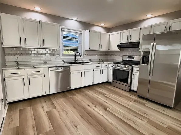 5 Timber Ln, Holyoke, MA 01040
