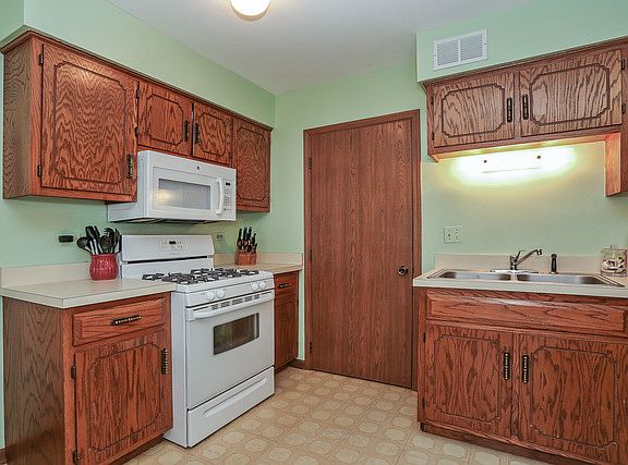 5th image of 15800 Laramie Ave APT S
