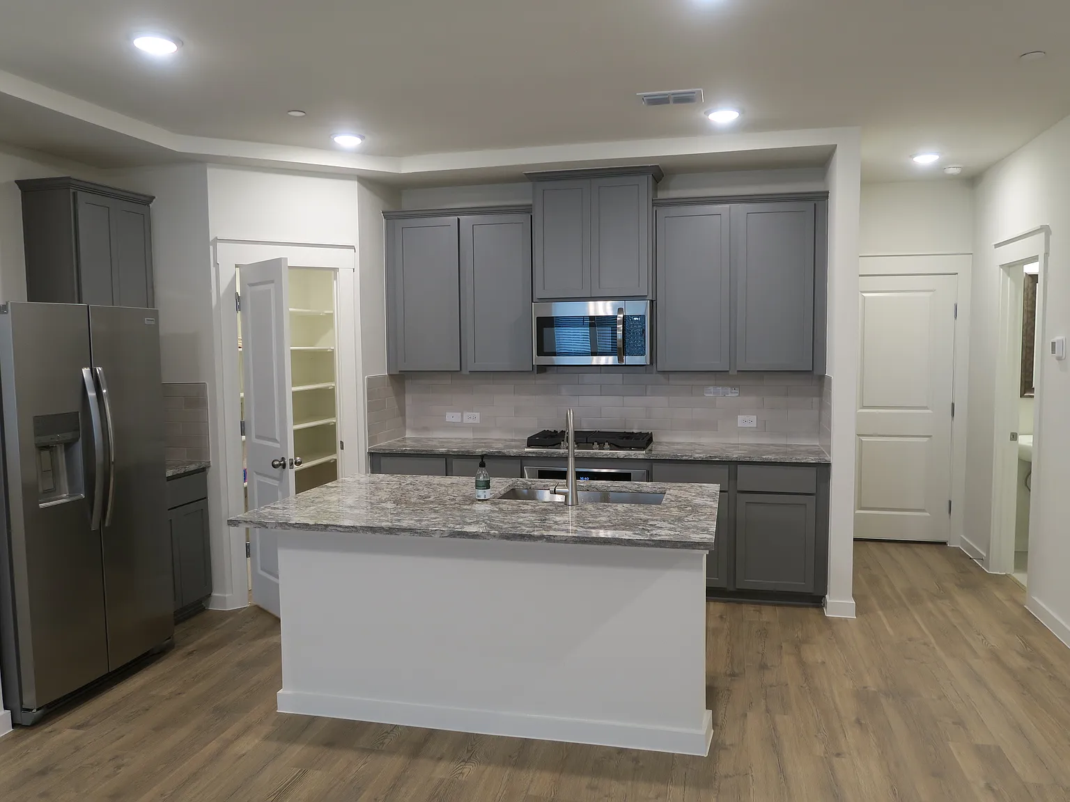 3 bed, 2.5 bath, 1574 sqft, $2,650 — Photo 3