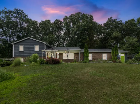 3950 Queen Oaks Dr, Chelsea, MI 48118