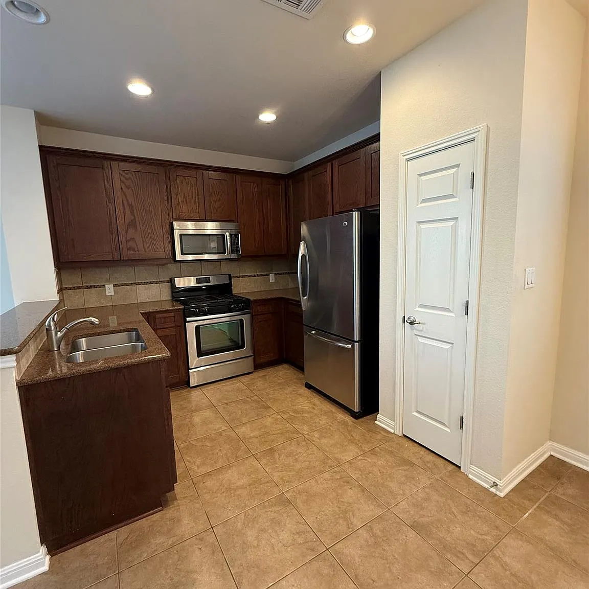 2 bed, 2.0 bath, 1264 sqft, $2,150 — Photo 4