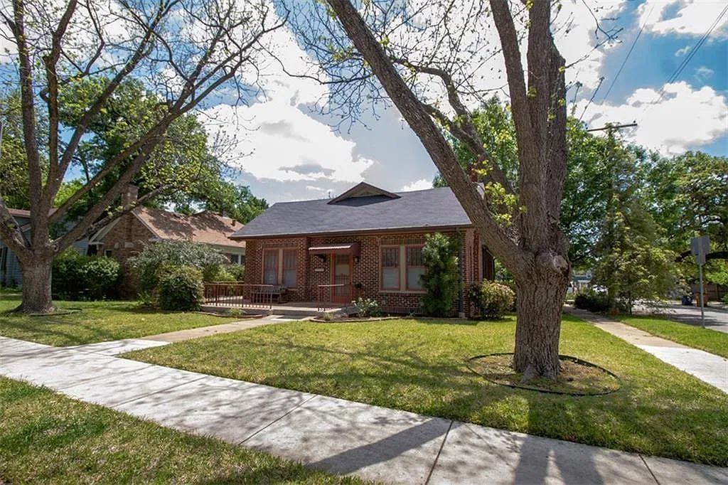 7 bed, 2205 sqft, $11,450 — Photo 2