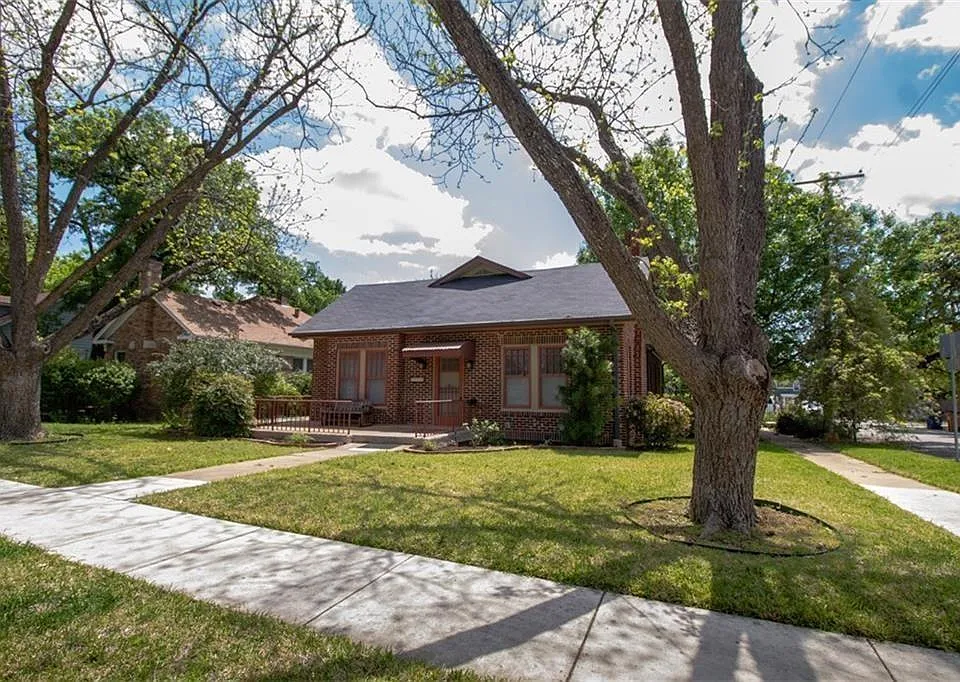 1115 W 22nd 1/2 St