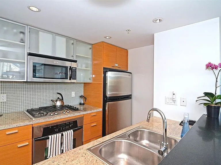 33 Smithe St #801 — Photo 8
