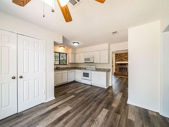 3rd image of 6105 Farmingdale Dr #1