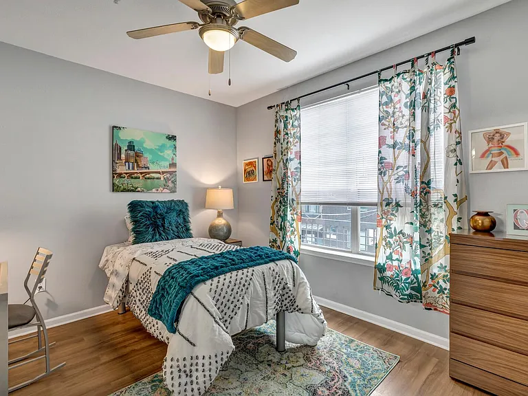 The Quarters Sterling House (Student Housing - Rent by the Bed) — Photo 16