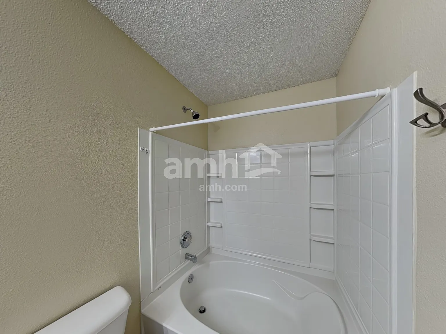 3 bed, 2.5 bath, 1990 sqft, $2,095 — Photo 2