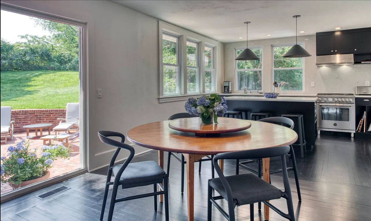 Georgica Old World Modern Chic Beach Home — Photo 3