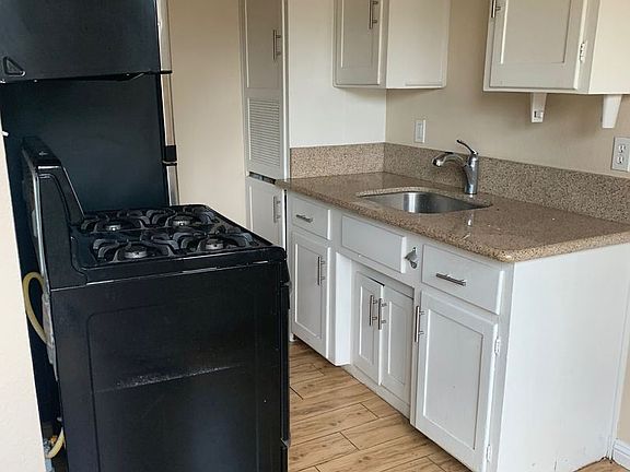 4th image of 4204 Ingraham St
