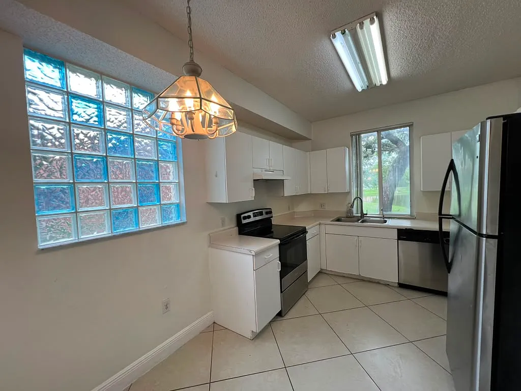 3 bed, 1090 sqft, $2,500 — Photo 2