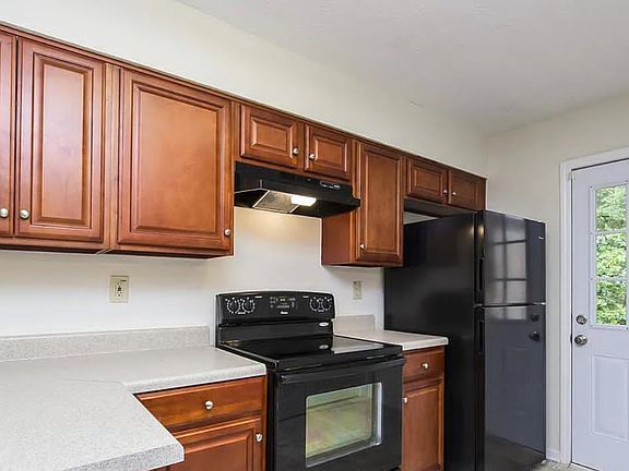 3rd image of 319 Freeport Dr