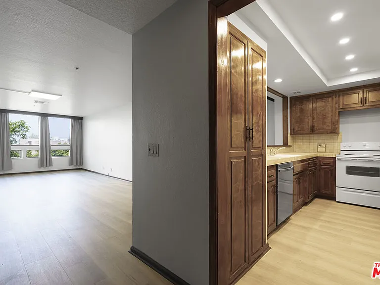 880 W 1st St #306 — Photo 2