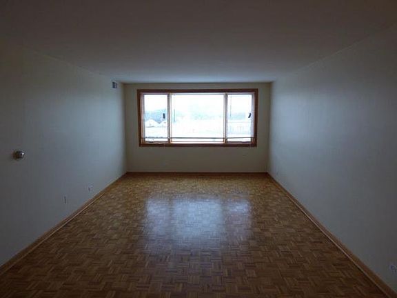 3rd image of 5915 W Gunnison St APT 4B