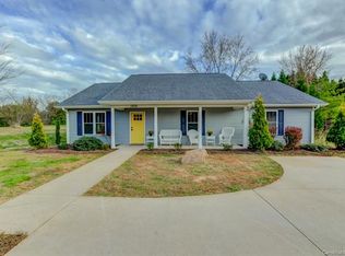 38 McGraw Ln, Hendersonville, NC 28792