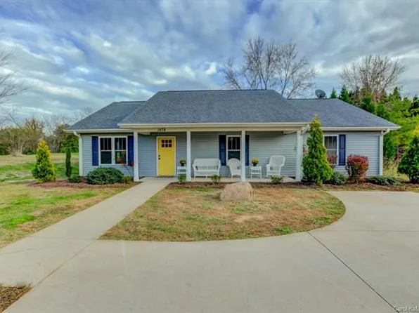 38 McGraw Ln, Hendersonville, NC 28792
