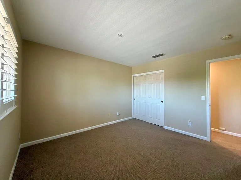 94 S Newport Dr — Photo 32