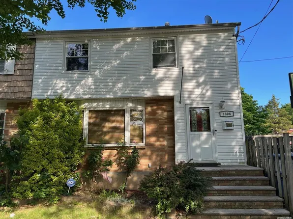 1304 S Railroad Avenue, Staten Island, NY 10306