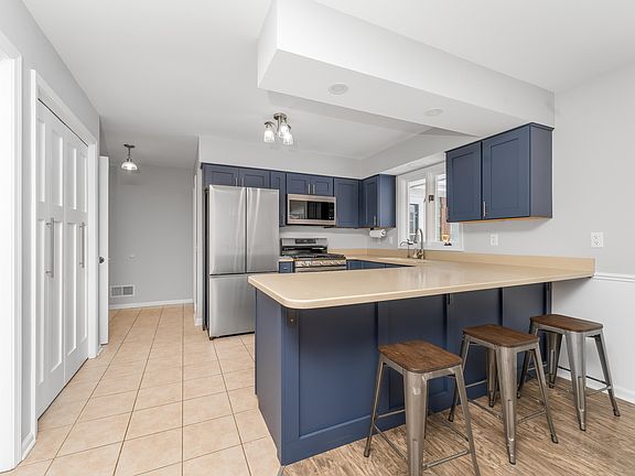 4th image of 2657 Thayer Ave