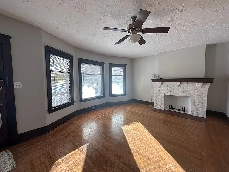 15522 Clifton Blvd — Photo 4