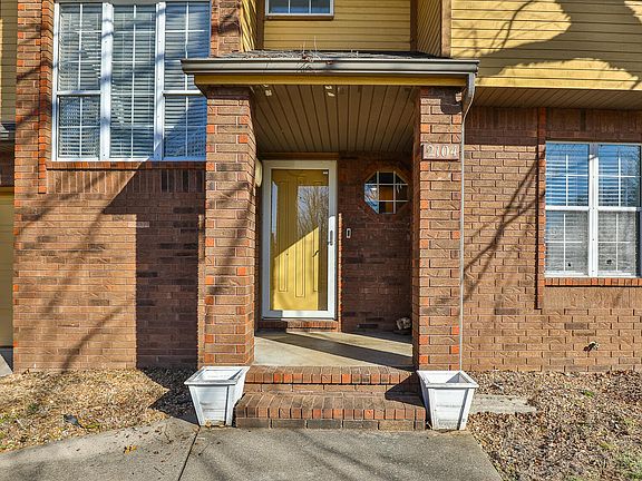 3rd image of 2104 S Oak Park Drive