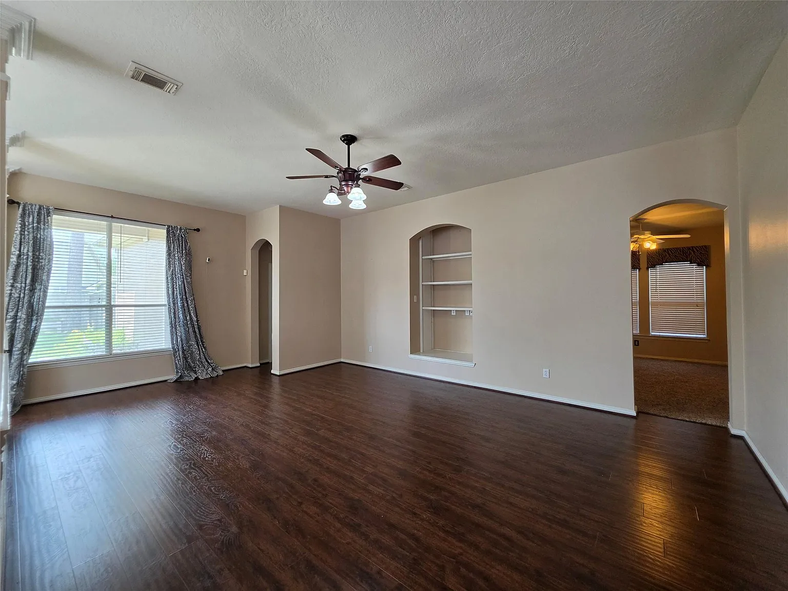 3 bed, 2.0 bath, 2253 sqft, $2,400 — Photo 2