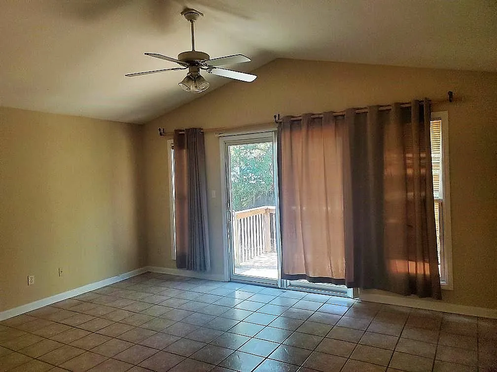 3 bed, 1380 sqft, $1,700 — Photo 3